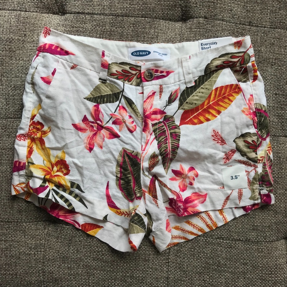 Old Navy White Floral Print Mid Rise Everyday Short Size 2